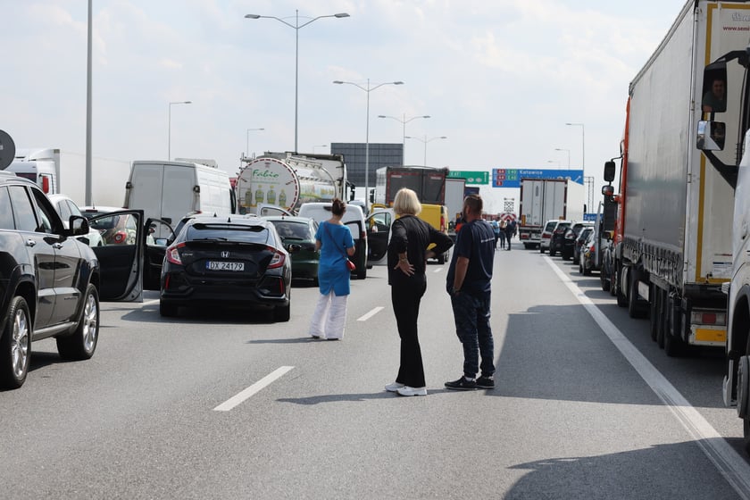 Wypadek z udziałem busa i ciężar&oacute;wki na AOW - 23. 04