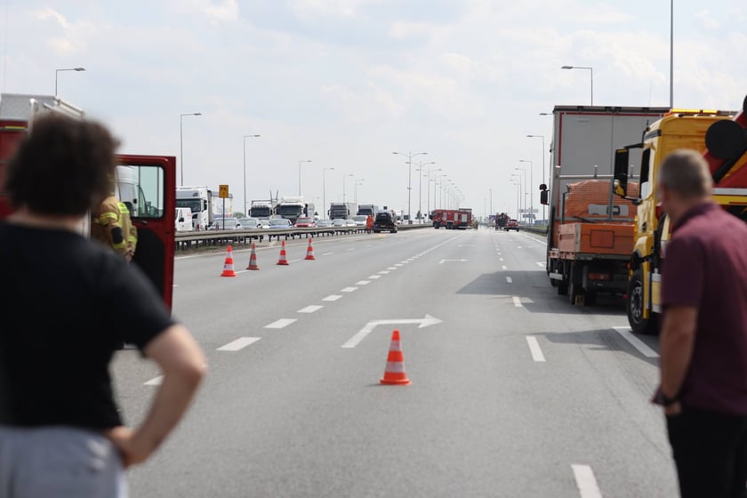 Wypadek z udziałem busa i ciężar&oacute;wki na AOW - 23. 04