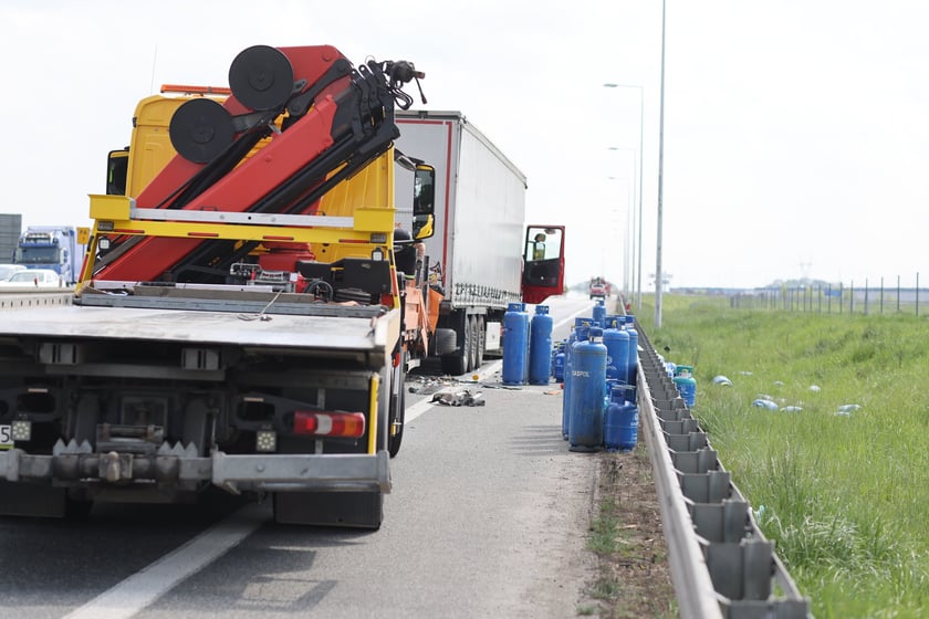 Wypadek z udziałem busa i ciężar&oacute;wki na AOW - 23. 04