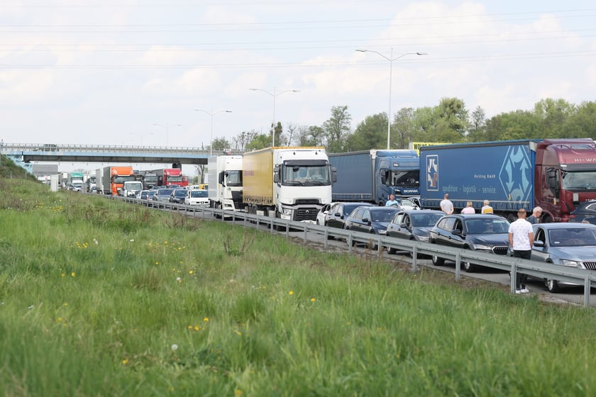 Wypadek z udziałem busa i ciężar&oacute;wki na AOW - 23. 04