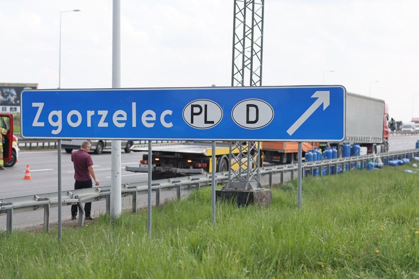 Wypadek z udziałem busa i ciężar&oacute;wki na AOW - 23. 04