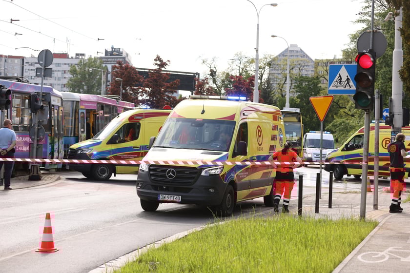 Wypadek na Kochanowskiego z udziałem autobusu i tramwaju