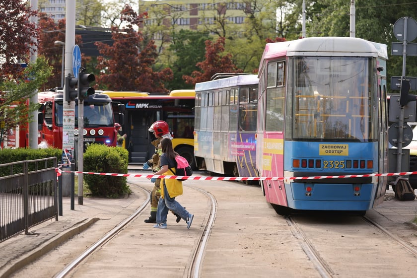 Wypadek na Kochanowskiego z udziałem autobusu i tramwaju