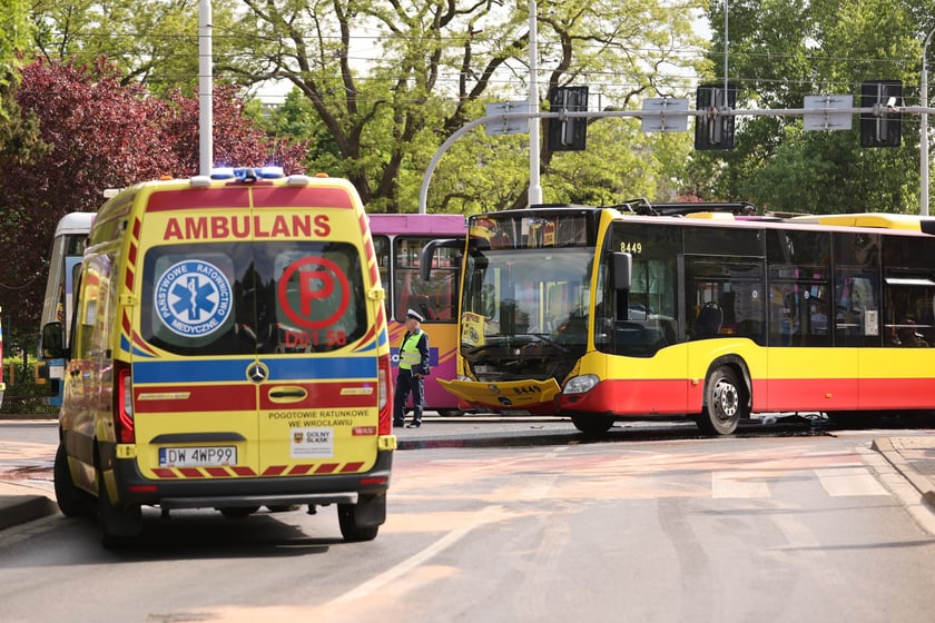 Wypadek na Kochanowskiego z udziałem autobusu i tramwaju