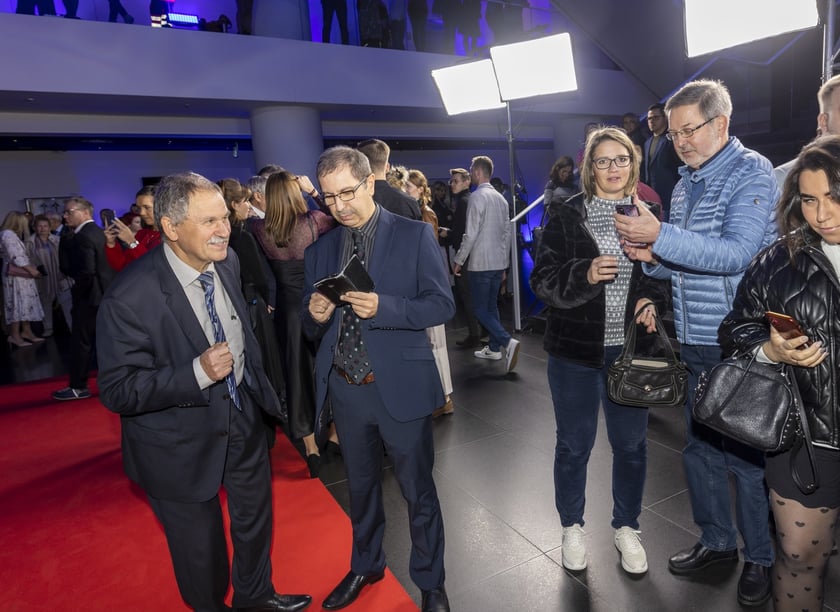 na zdjęciu aktorzy, statyści, mieszkańcy Wrocławia podczas premiery serialu Wielka woda