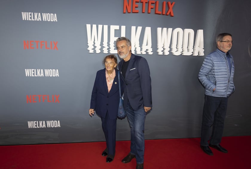 na zdjęciu aktorzy, statyści, mieszkańcy Wrocławia podczas premiery serialu Wielka woda