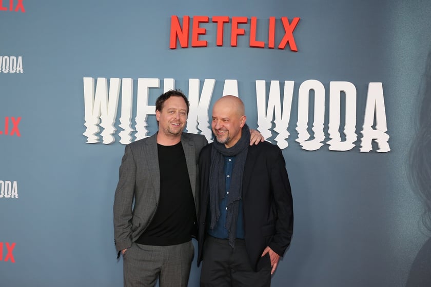 na zdjęciu aktorzy, statyści, mieszkańcy Wrocławia podczas premiery serialu Wielka woda