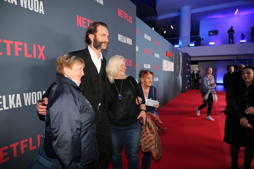 na zdjęciu aktorzy, statyści, mieszkańcy Wrocławia podczas premiery serialu Wielka woda