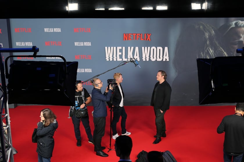 na zdjęciu aktorzy, statyści, mieszkańcy Wrocławia podczas premiery serialu Wielka woda