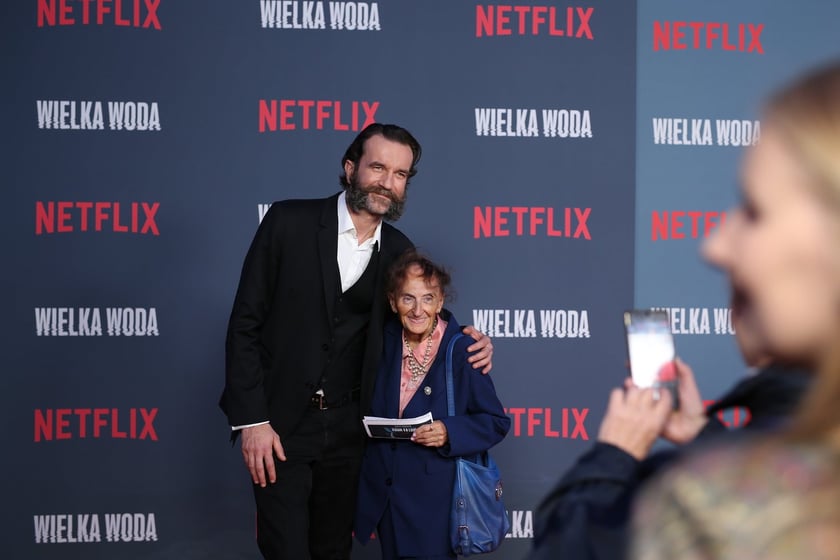 na zdjęciu aktorzy, statyści, mieszkańcy Wrocławia podczas premiery serialu Wielka woda