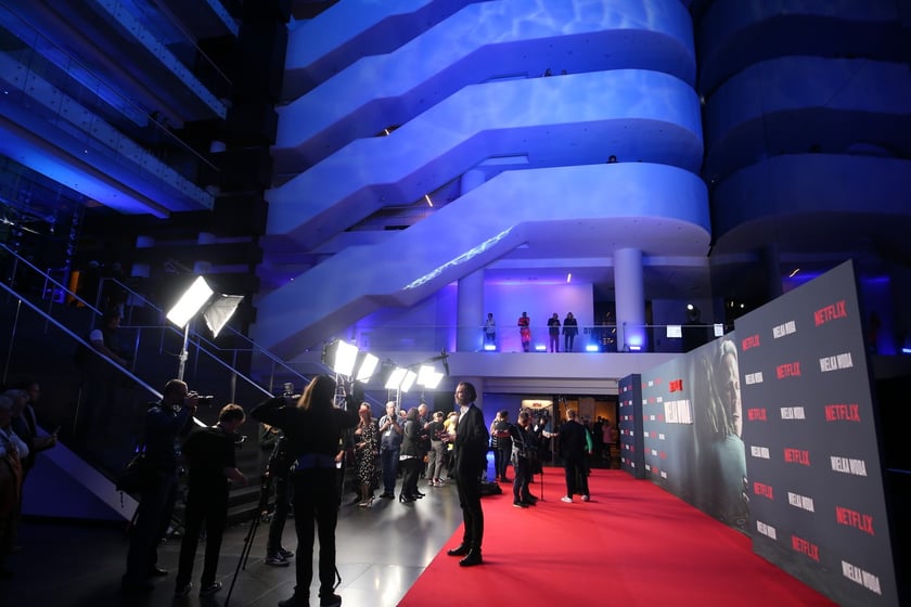 na zdjęciu aktorzy, statyści, mieszkańcy Wrocławia podczas premiery serialu Wielka woda