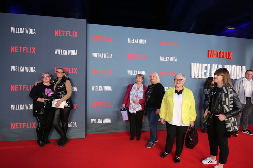 na zdjęciu aktorzy, statyści, mieszkańcy Wrocławia podczas premiery serialu Wielka woda