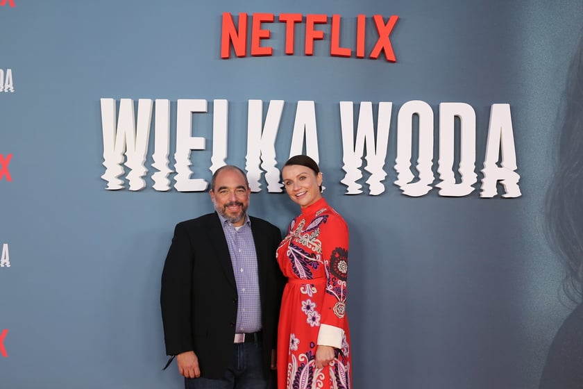 na zdjęciu aktorzy, statyści, mieszkańcy Wrocławia podczas premiery serialu Wielka woda