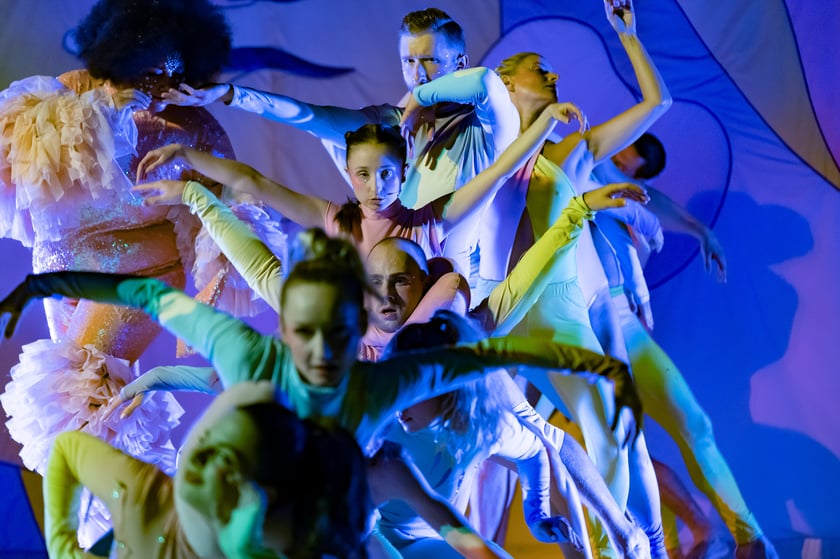 Scena z najnowszej premiery we wrocławskim Capitolu: ?Priscilla, Królowa Pustyni. Musical?. Data premiery: 7 października 2022 roku