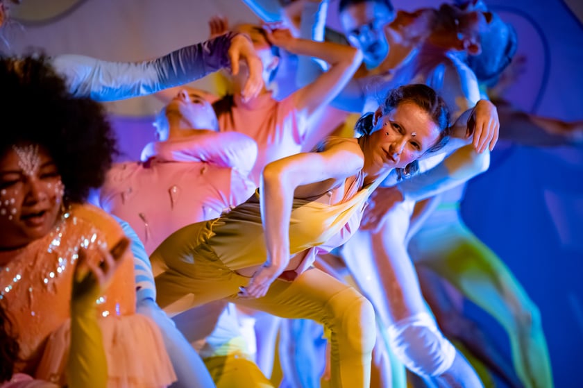 Scena z najnowszej premiery we wrocławskim Capitolu: ?Priscilla, Królowa Pustyni. Musical?. Data premiery: 7 października 2022 roku