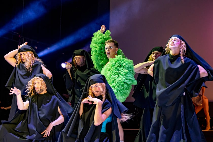 Scena z najnowszej premiery we wrocławskim Capitolu: ?Priscilla, Królowa Pustyni. Musical?. Data premiery: 7 października 2022 roku