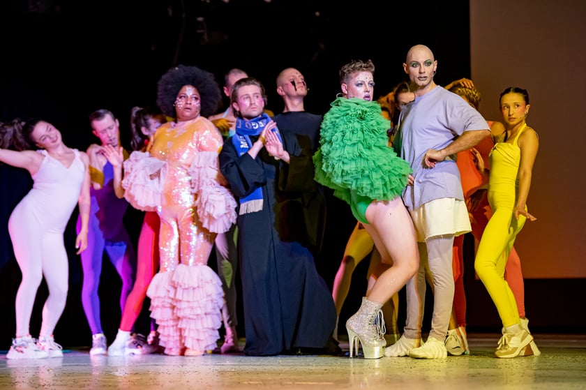 Scena z najnowszej premiery we wrocławskim Capitolu: ?Priscilla, Królowa Pustyni. Musical?. Data premiery: 7 października 2022 roku