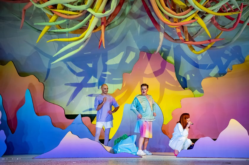 Scena z najnowszej premiery we wrocławskim Capitolu: ?Priscilla, Królowa Pustyni. Musical?. Data premiery: 7 października 2022 roku