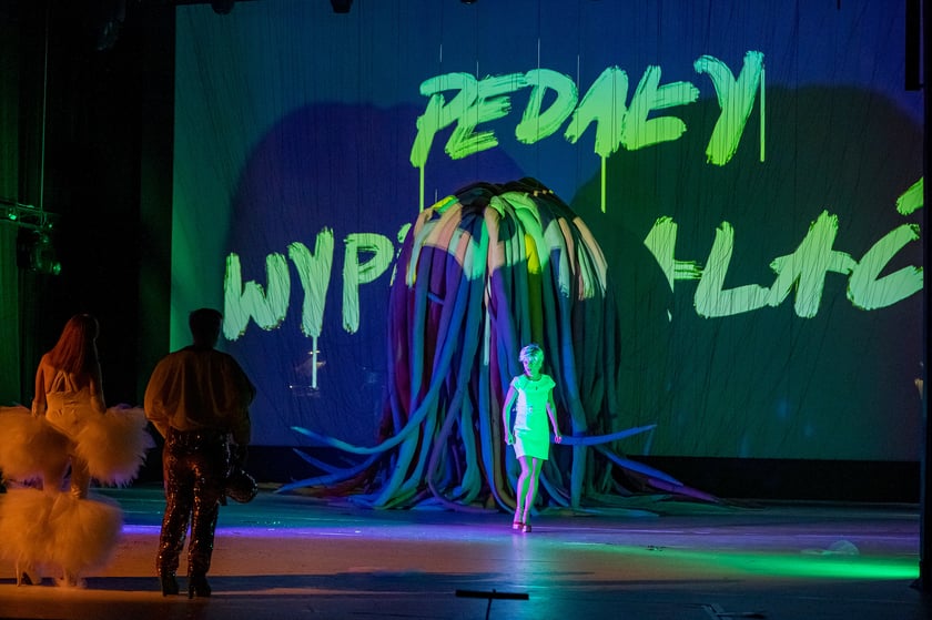 Scena z najnowszej premiery we wrocławskim Capitolu: ?Priscilla, Królowa Pustyni. Musical?. Data premiery: 7 października 2022 roku