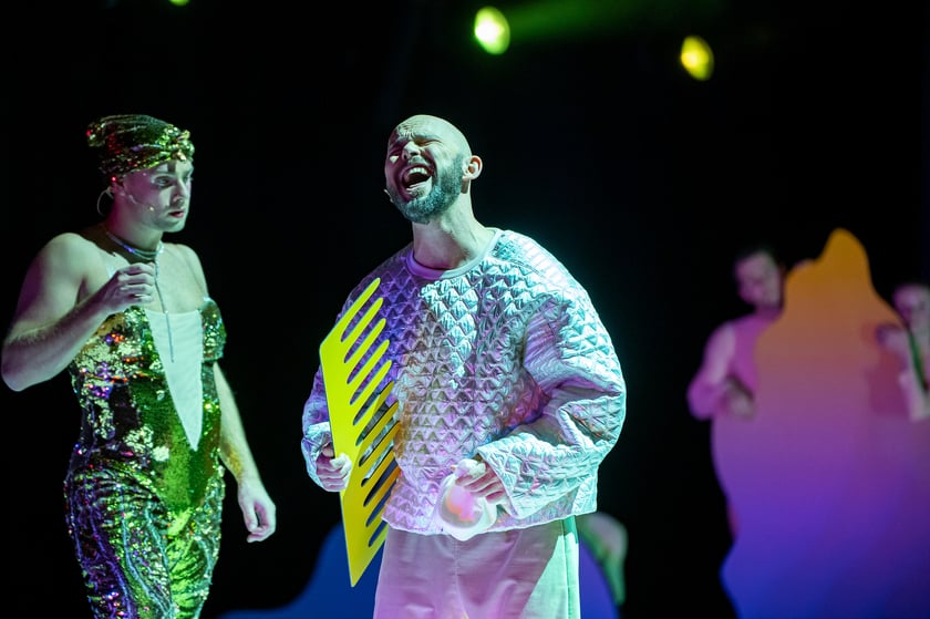 Scena z najnowszej premiery we wrocławskim Capitolu: ?Priscilla, Królowa Pustyni. Musical?. Data premiery: 7 października 2022 roku
