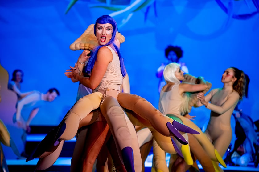 Scena z najnowszej premiery we wrocławskim Capitolu: ?Priscilla, Królowa Pustyni. Musical?. Data premiery: 7 października 2022 roku