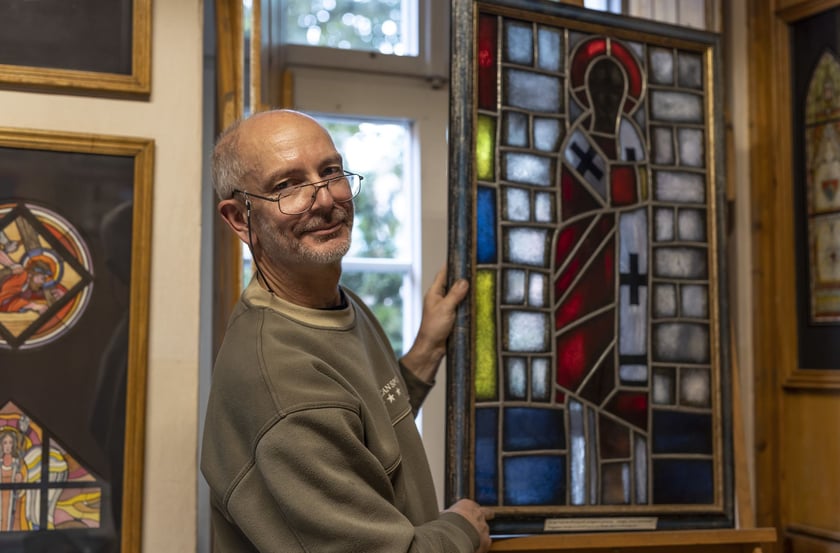 Zbigniew Jaworski z witrażem zrobionym z Jerzym Nowosielskim