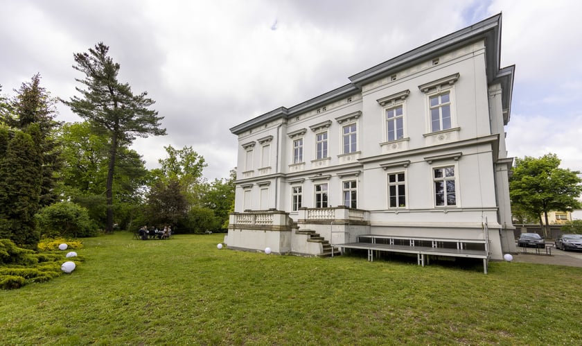 Willa z ogrodem przy al. Dębowej - siedziba Wrocławskiego Teatru Pantomimy