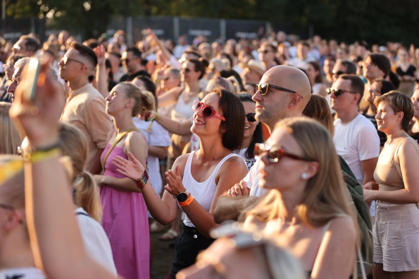 Gorąca zabawa na Santander Letnie Brzmienia 2023. Tłumy na Partynicach.