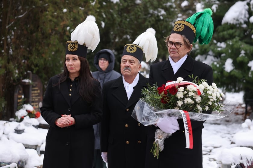Uczestnicy uroczystości na cmentarzu Grabiszyński. 8 grudnia 2023 r.  odsłonięto pomnik na grobie Sylwestra Chęcińskiego