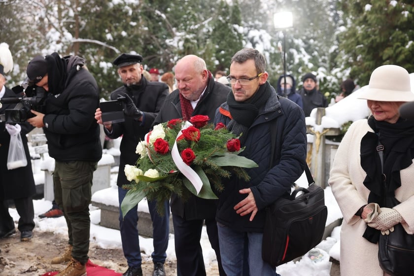 Uczestnicy uroczystości na cmentarzu Grabiszyński. 8 grudnia 2023 r.  odsłonięto pomnik na grobie Sylwestra Chęcińskiego