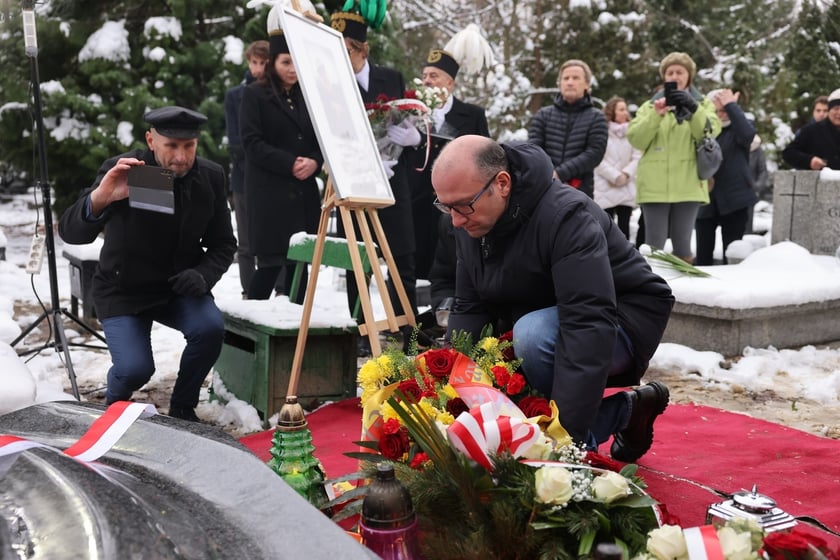 Uczestnicy uroczystości na cmentarzu Grabiszyński. 8 grudnia 2023 r.  odsłonięto pomnik na grobie Sylwestra Chęcińskiego