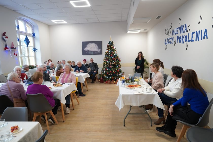 Anna Wyszkoni spotkała się z seniorami w Dziennym Domu Pomocy przy Skoczylasa 8 w Leśnicy