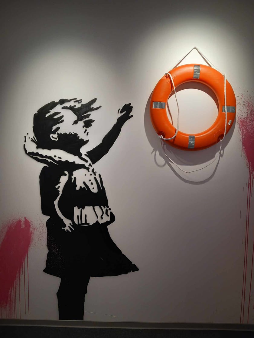 Banksy we Wrocławiu. Na zdjęciu jego prace prezentowane w hali IASE przy ul. Wystawowej