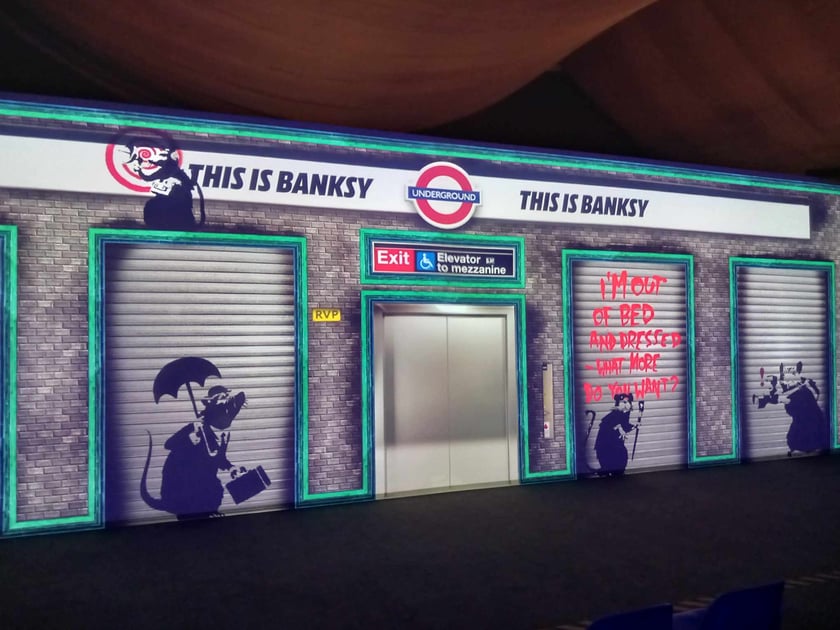 Banksy we Wrocławiu. Na zdjęciu jego prace prezentowane w hali IASE przy ul. Wystawowej
