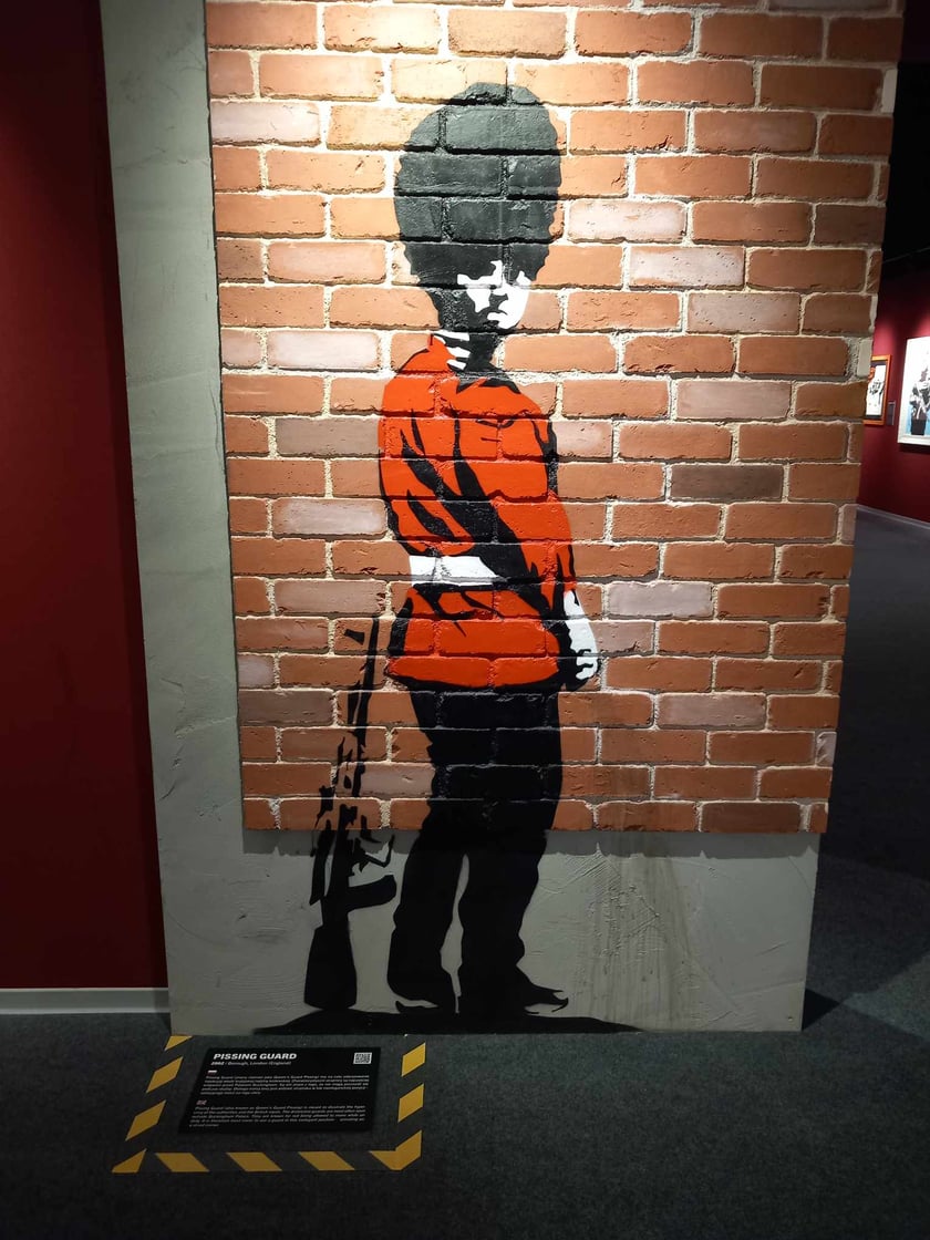 Banksy we Wrocławiu. Na zdjęciu jego prace prezentowane w hali IASE przy ul. Wystawowej
