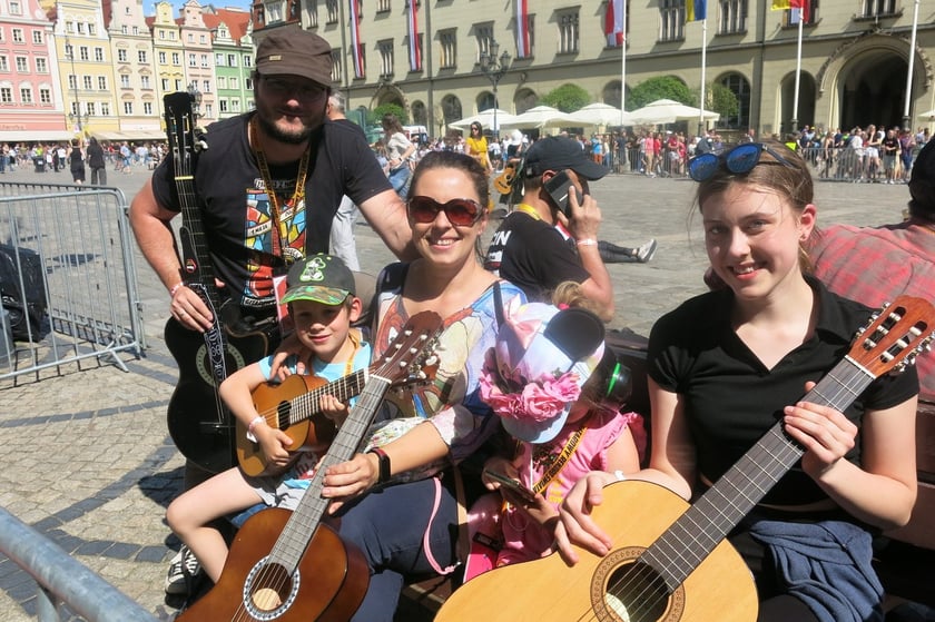 Gitarzyści na wrocławskim rynku. Gitarowy Rekord Świata 2024