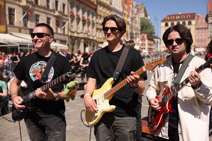 Gitarzyści na wrocławskim rynku. Gitarowy Rekord Świata 2024