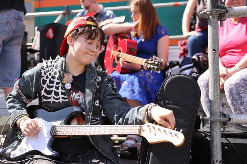 Gitarzyści na wrocławskim rynku. Gitarowy Rekord Świata 2024