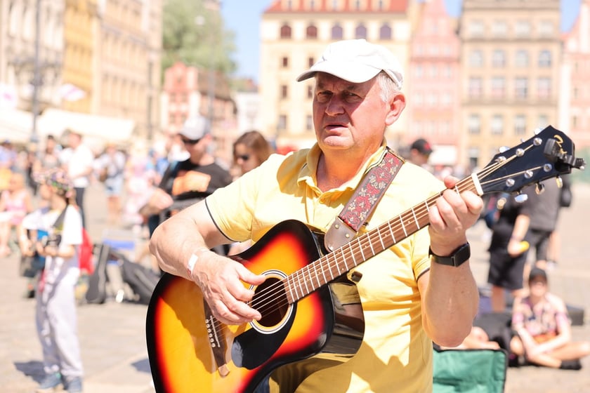 Gitarzyści na wrocławskim rynku. Gitarowy Rekord Świata 2024