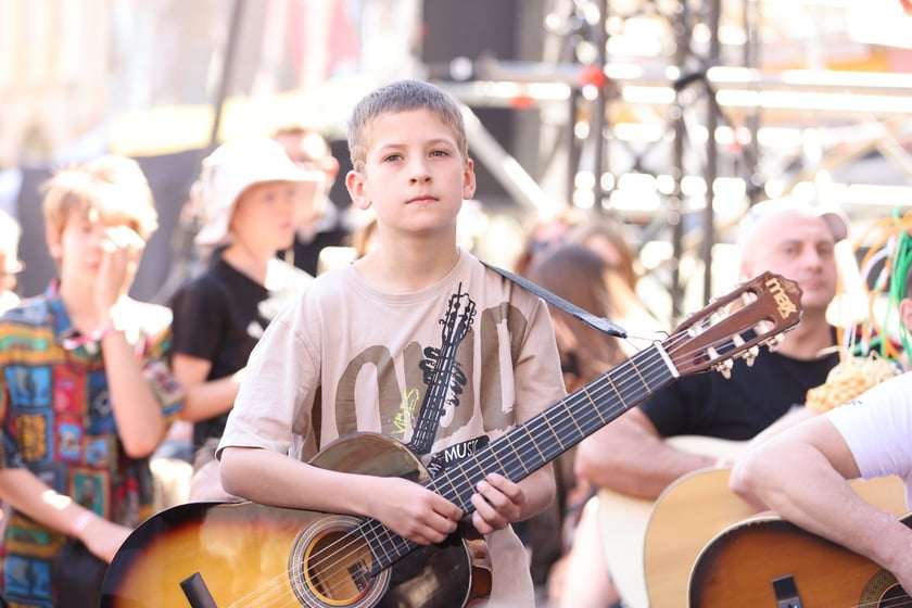 Gitarzyści na wrocławskim rynku. Gitarowy Rekord Świata 2024