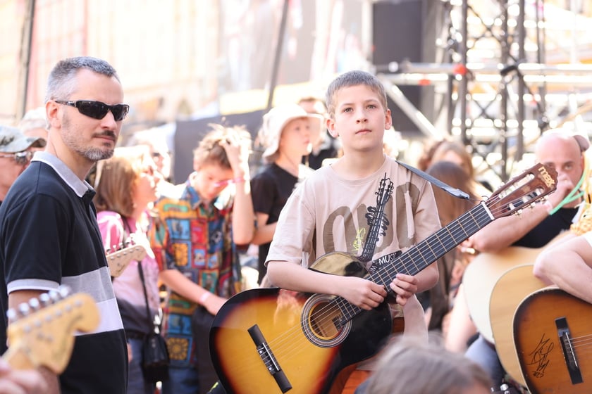 Gitarzyści na wrocławskim rynku. Gitarowy Rekord Świata 2024