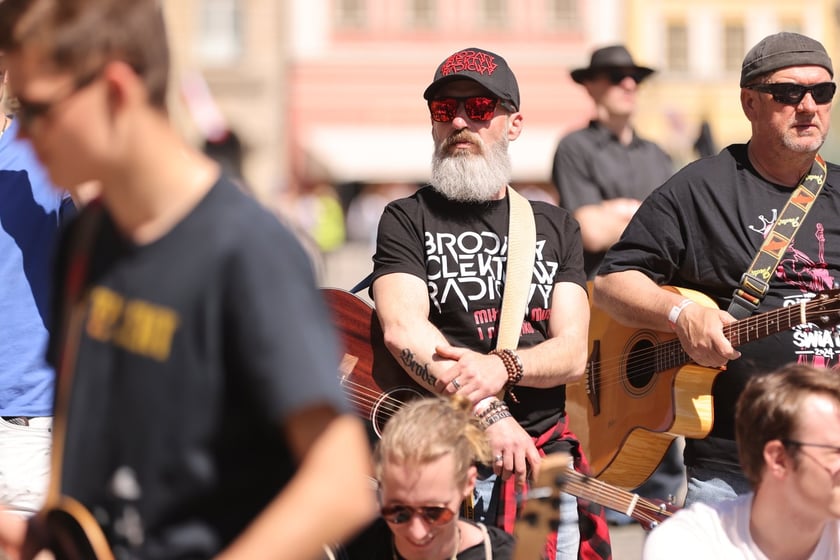 Gitarzyści na wrocławskim rynku. Gitarowy Rekord Świata 2024