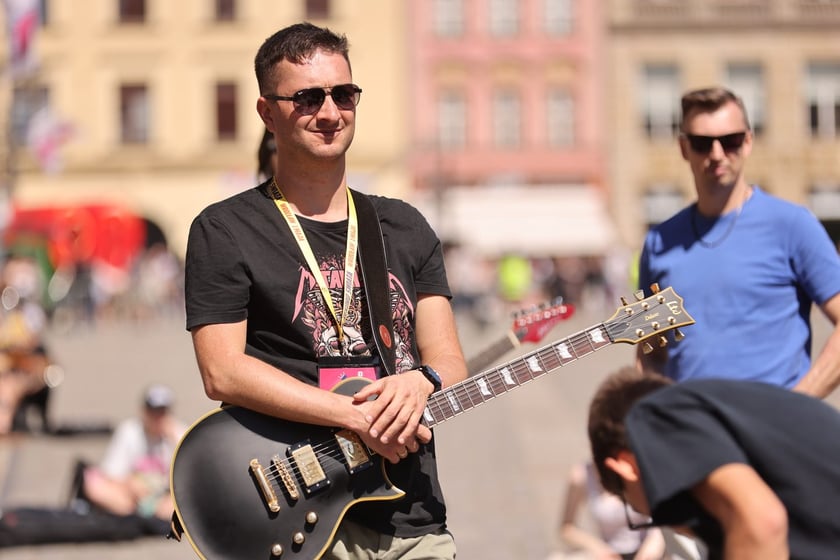 Gitarzyści na wrocławskim rynku. Gitarowy Rekord Świata 2024
