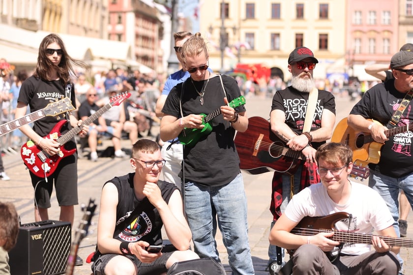 Gitarzyści na wrocławskim rynku. Gitarowy Rekord Świata 2024