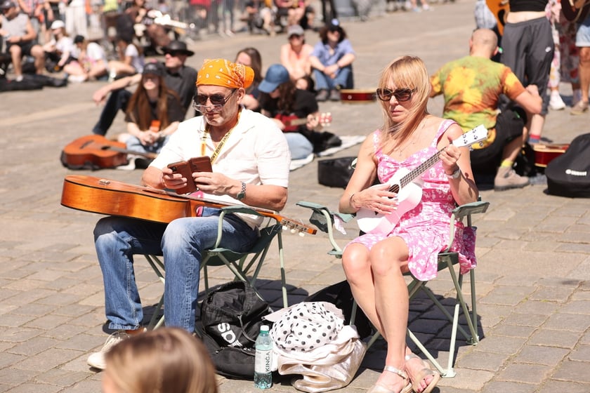 Gitarzyści na wrocławskim rynku. Gitarowy Rekord Świata 2024