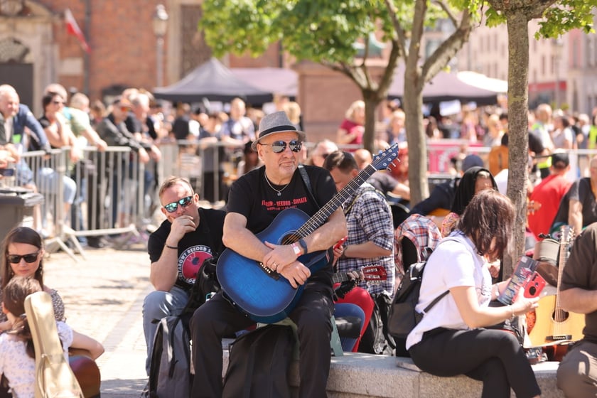 Gitarzyści na wrocławskim rynku. Gitarowy Rekord Świata 2024