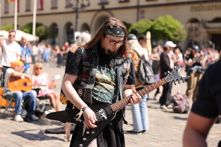 Gitarzyści na wrocławskim rynku. Gitarowy Rekord Świata 2024