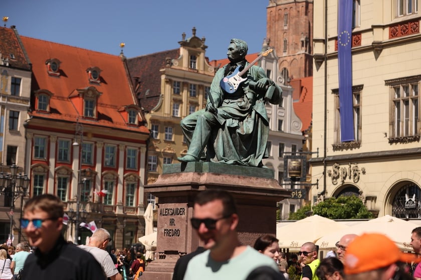 Gitarzyści na wrocławskim rynku. Gitarowy Rekord Świata 2024