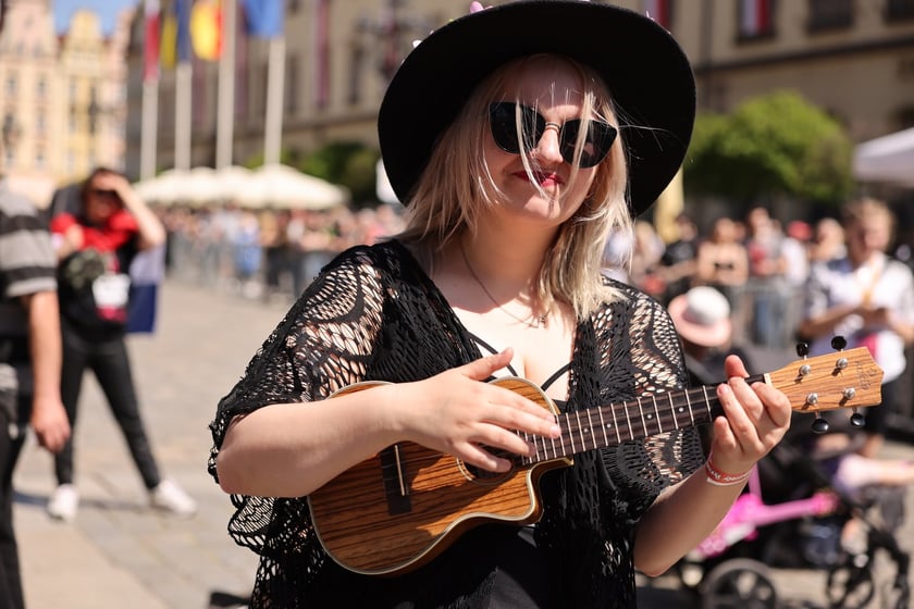 Gitarzyści na wrocławskim rynku. Gitarowy Rekord Świata 2024
