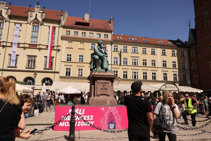 Gitarzyści na wrocławskim rynku. Gitarowy Rekord Świata 2024